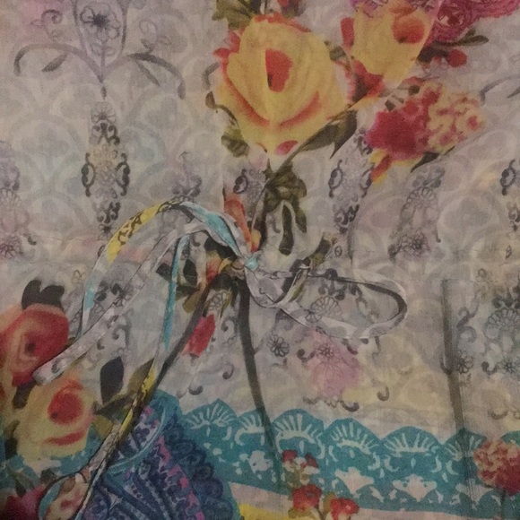 Cute top with drawstring waist. - Picture 2 of 3